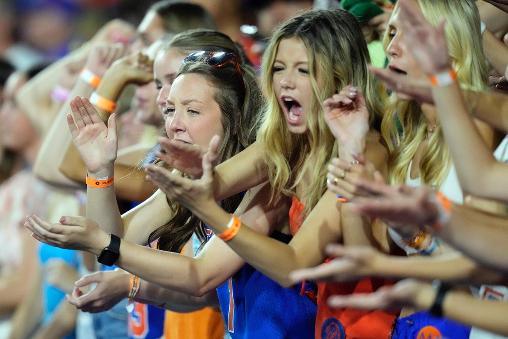 Gators face Kentucky for first SEC away game. Courtesy: AP Photo/John Raoux