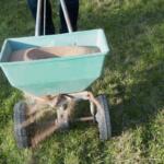 manual rolling fertilizer