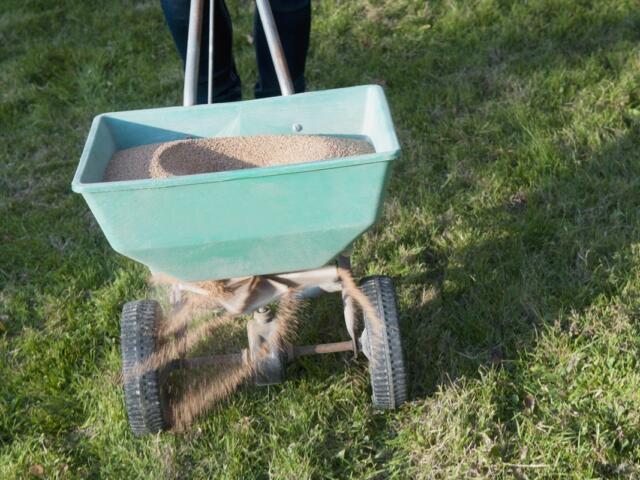 manual rolling fertilizer