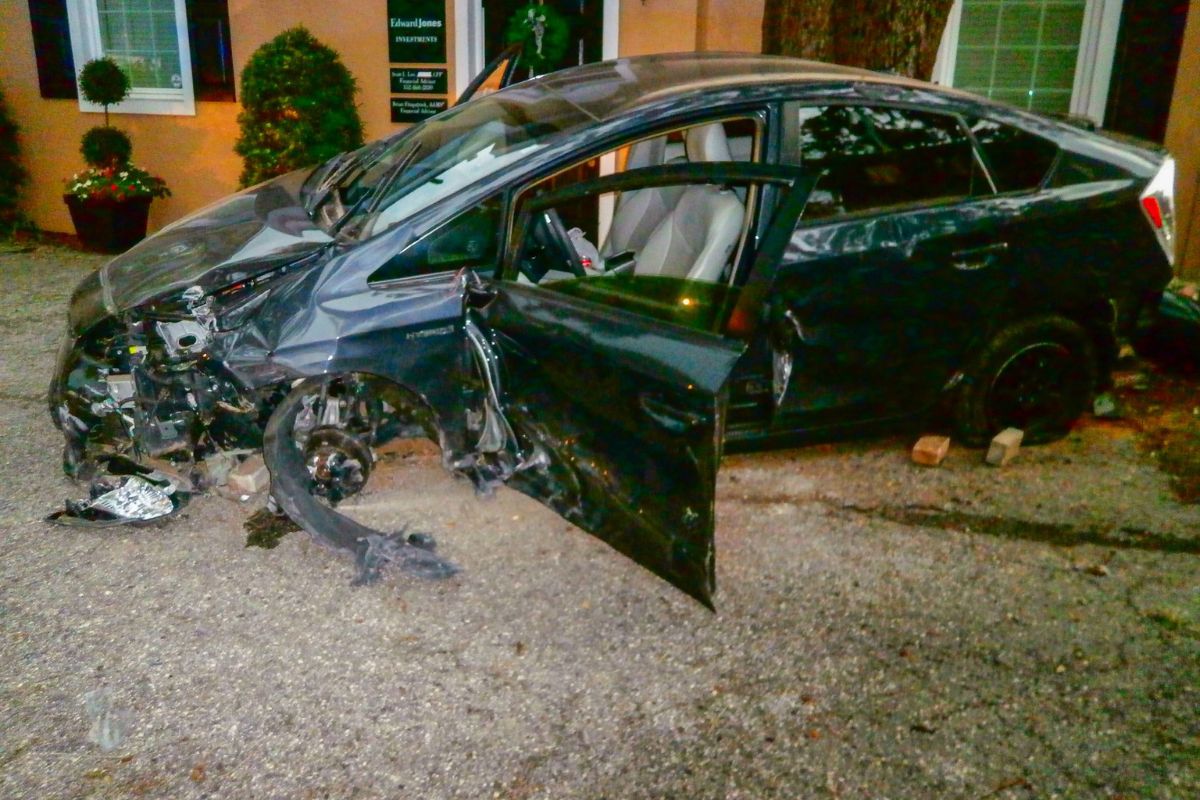 Photo shows wrecked Toyota Prius.