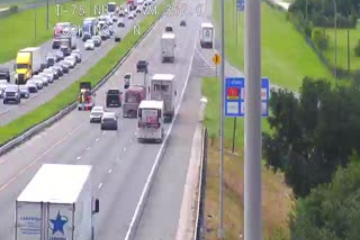 This is an image of Interstate 75 North in Marion County, FL. Wreck blocks right and left shoulders at mile marker 352.