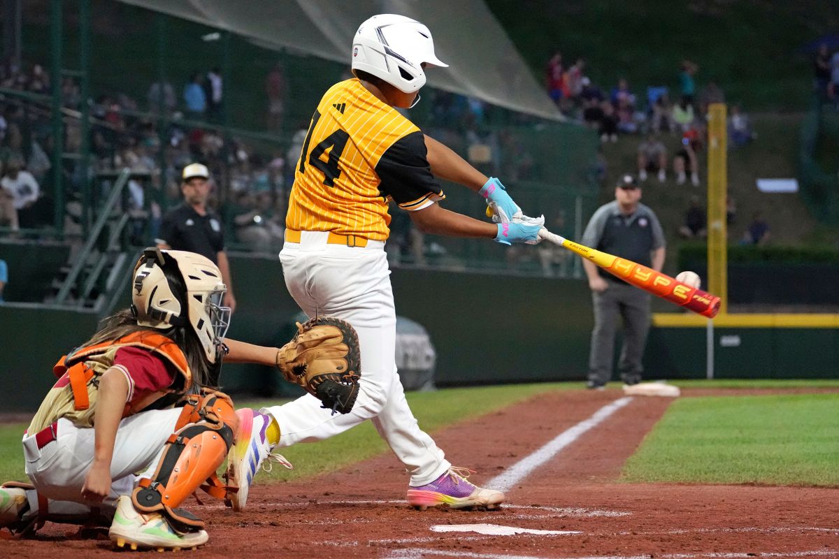 Lake Mary's James Feliciano (14) hits a solo home run.