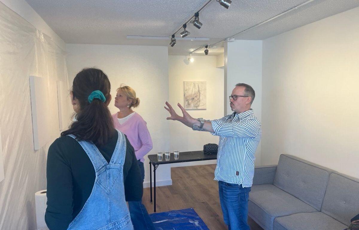 Artist Seth Benzel guides Donna Rothballer (left) and Elena Mahoney (right) during a Let’s Paint! session on Dec. 5, 2024, at the 8th Avenue Gallery.