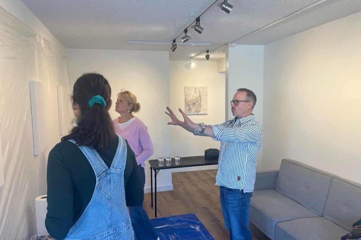 Artist Seth Benzel guides Donna Rothballer (left) and Elena Mahoney (right) during a Let’s Paint! session on Dec. 5, 2024, at the 8th Avenue Gallery.