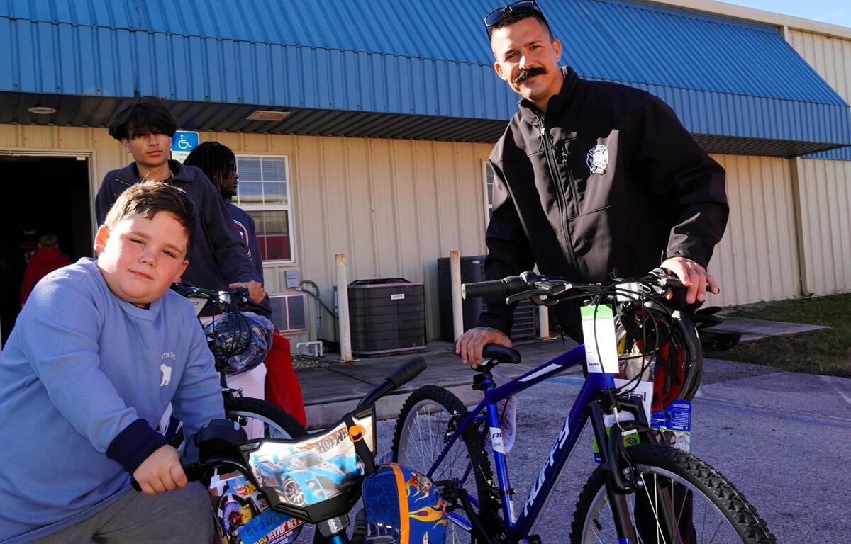 Volunteers share warm moments and meaningful conversations with families during the gift delivery.
