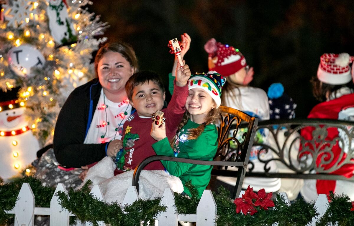 A family bundles up and enjoys a cool, clear evening outdoors, making the most of Ocala’s crisp weekend weather.