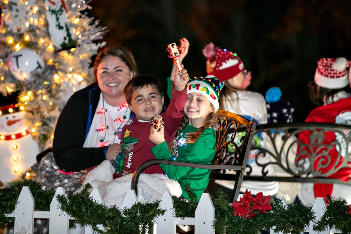 A family bundles up and enjoys a cool, clear evening outdoors, making the most of Ocala’s crisp weekend weather.