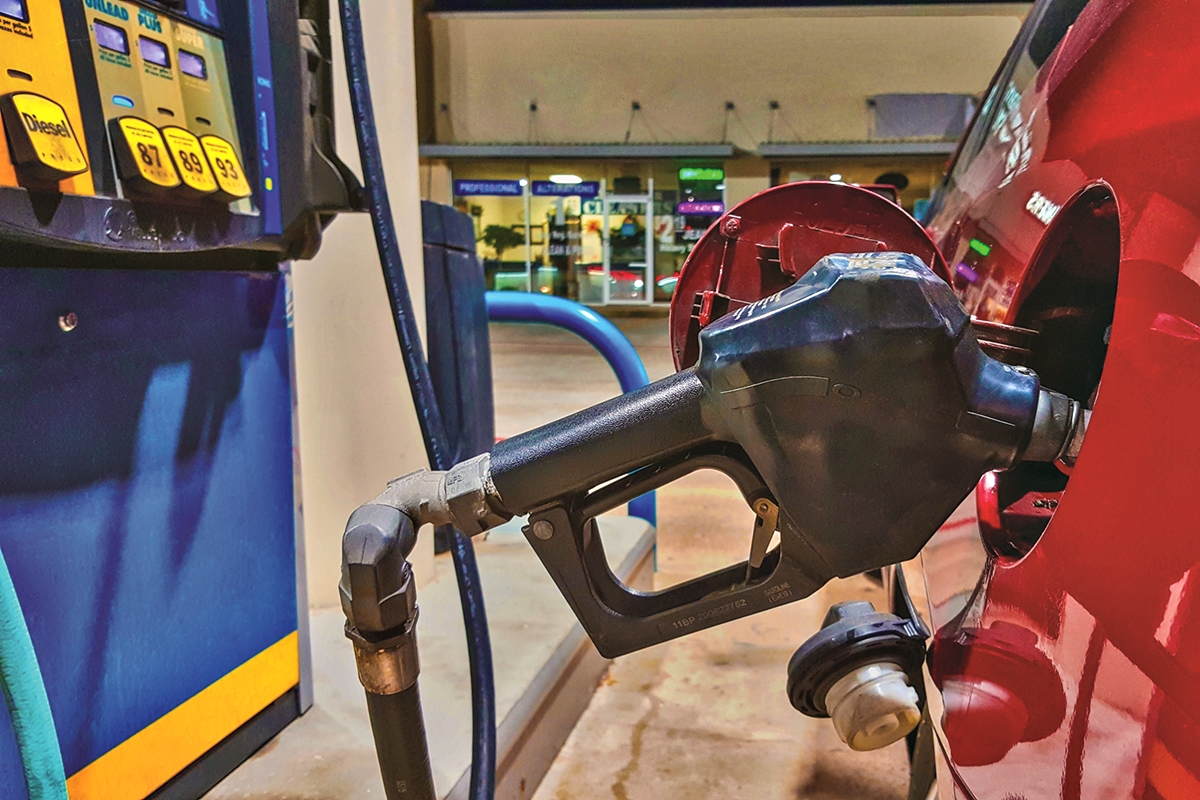 Ocala gas prices remain steady even as crude oil drops and gasoline futures climb.