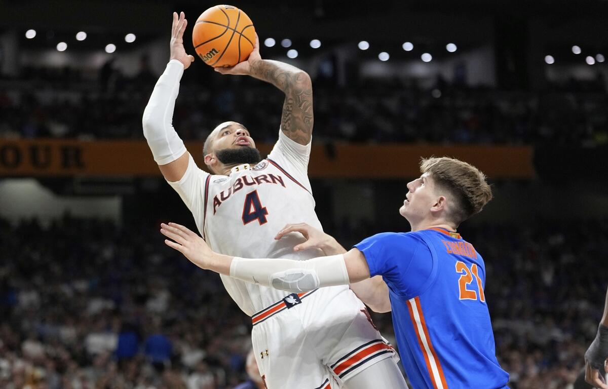 Auburn's Johni Broome (4) shoots as Florida's Alex Condon (21) defends during the second half in the national semifinals at the Final Four of the NCAA college basketball tournament, Saturday, April 5, 2025, in San Antonio.