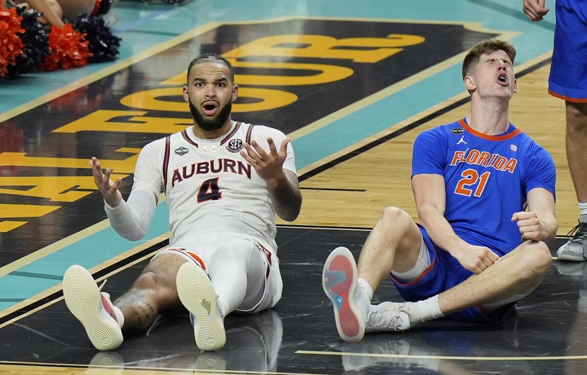 Auburn's Johni Broome (4) and Florida's Alex Condon (21) react after a play during the second half in the national semifinals at the Final Four of the NCAA college basketball tournament, Saturday, April 5, 2025, in San Antonio.