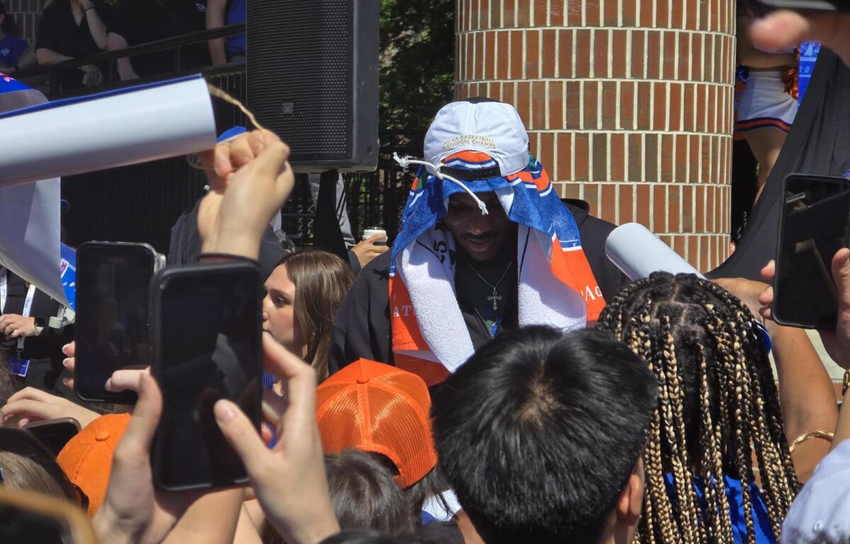 Rueben Chinyelu signs autographs for Gators fans.