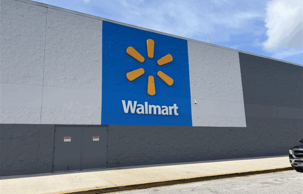 Photo of the front of Walmart.
