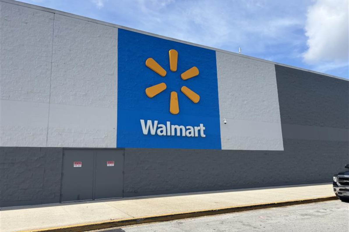 Photo of the front of Walmart.
