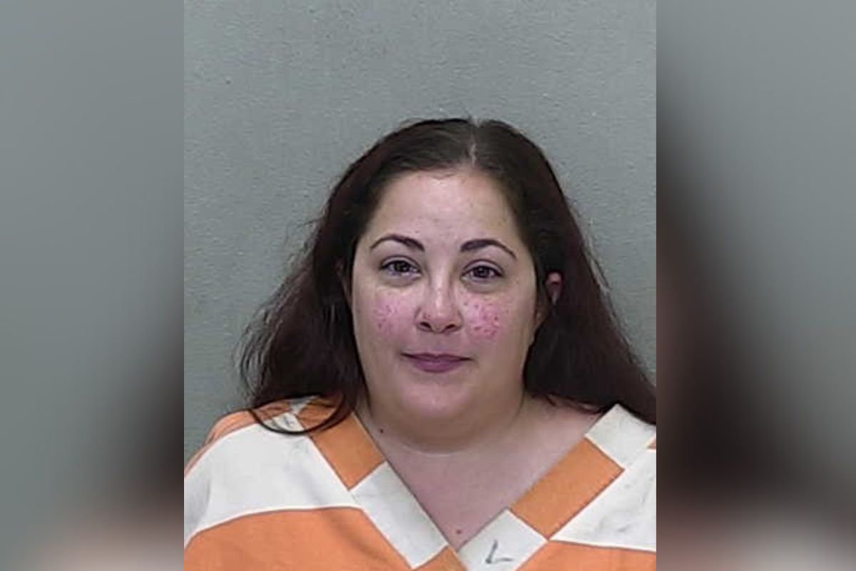 Booking photo of Karla Loenie Gonzalez-Penaluerty wearing an orange and white jail uniform.