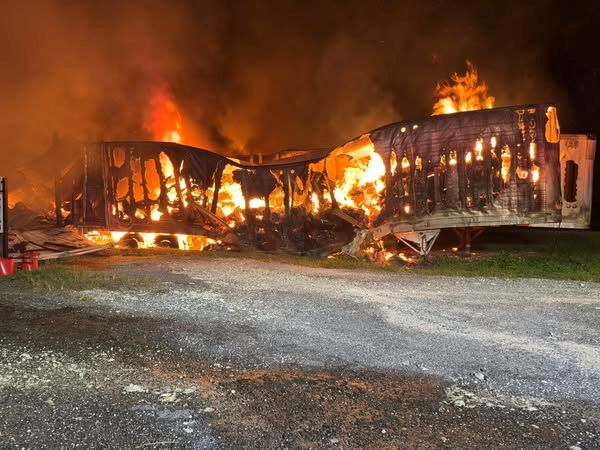 Tiz Whiz Feed store burning in Reddick Florida