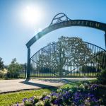 gateway at the entrance to Tavares Cemetery