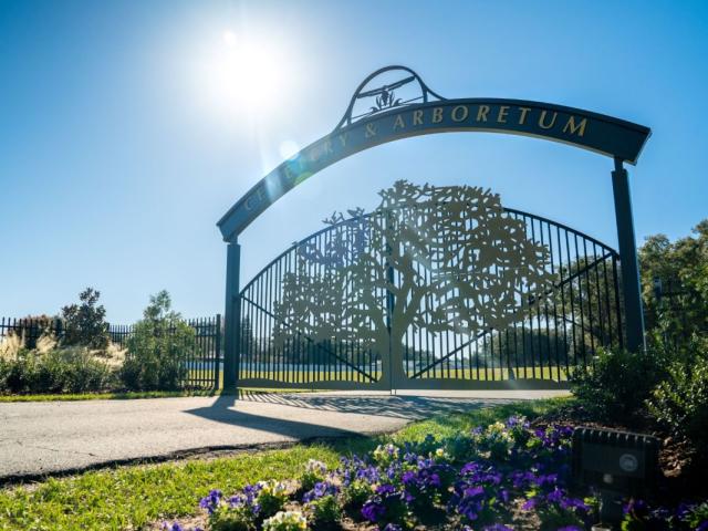 gateway at the entrance to Tavares Cemetery